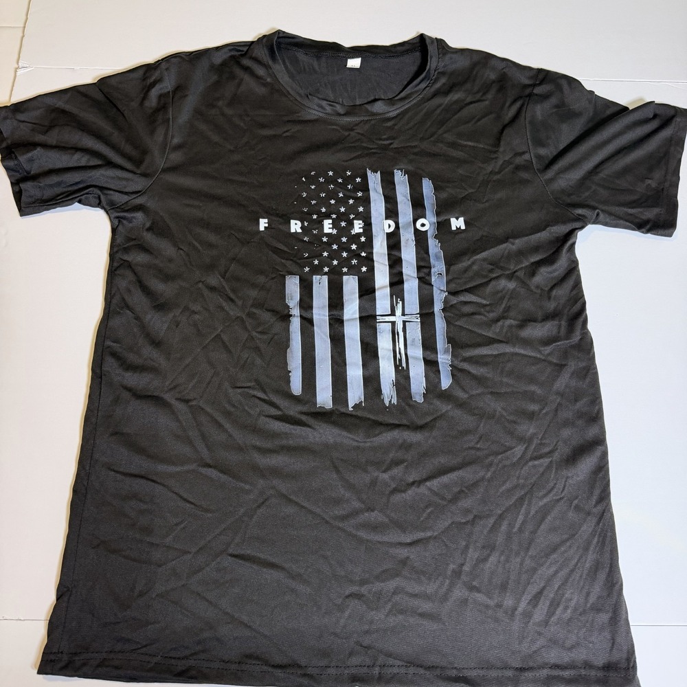 Mens T Shirt Medium Black Cross Faith Family Freedom USA Flag Patriotic Cultural